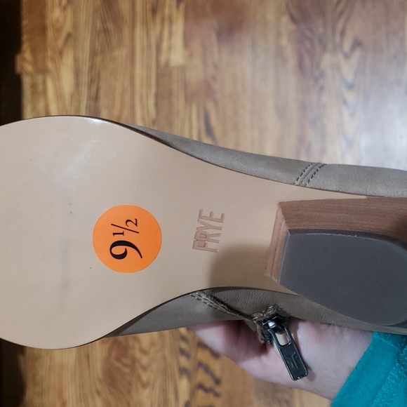 NWOT 9.5 FRYE RAINA BOOTIES BIEGE ASH POINTED TOE WITH ZIPPER - Picture 9 of 9